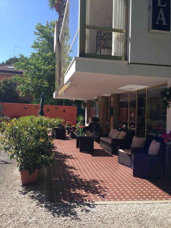 Hotel Mirella Римини Экстерьер фото