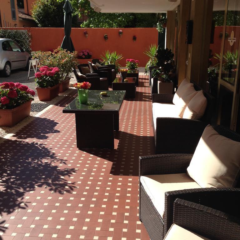 Hotel Mirella Римини Экстерьер фото