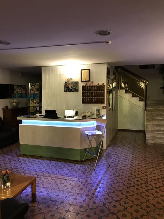 Hotel Mirella Римини Экстерьер фото
