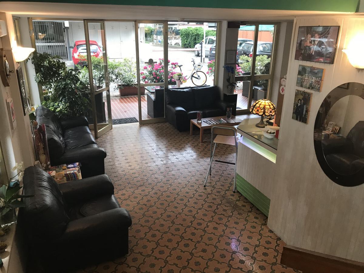 Hotel Mirella Римини Экстерьер фото